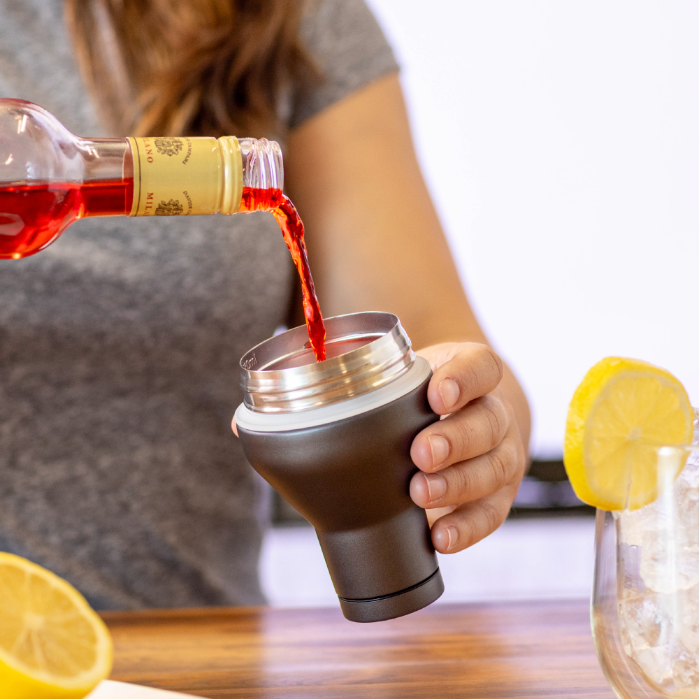 cocktail-shaker-lid-l3 Cocktail_Shaker_lifestyle_2_b714e13d-dd84-4844-956f-11cddc294041.png